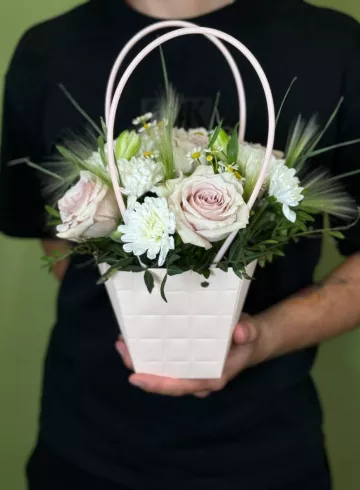 Композиция в сумочке «Летняя симфония» от интернет-магазина цветов в 